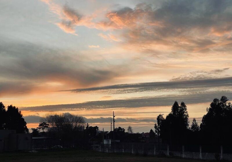 Crianças no banco de trás e o pôr-do-sol em frente