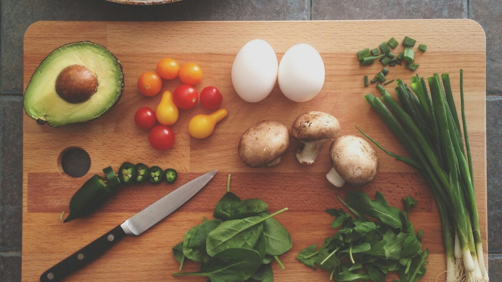 Abacate, ovos e legumes