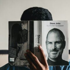 Steve Jobs: “O teu tempo é limitado, por isso não o desperdices a viver a vida de outra pessoa… Mantém-te faminto. Mantém-te tolo.”