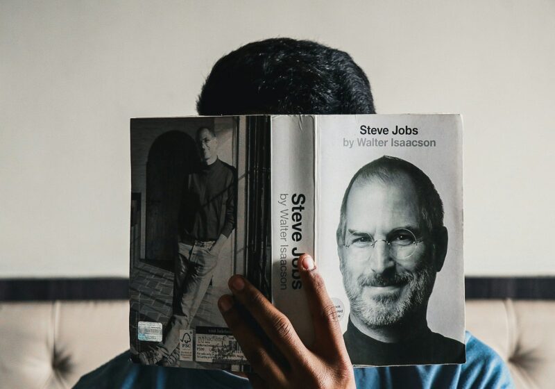 Steve Jobs: “O teu tempo é limitado, por isso não o desperdices a viver a vida de outra pessoa… Mantém-te faminto. Mantém-te tolo.”