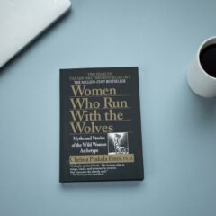 O Poder da Mulher Selvagem: Lições de “Mulheres que Correm com os Lobos” de Clarissa Pinkola Estés