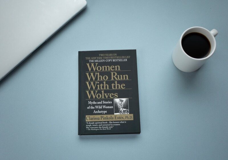 O Poder da Mulher Selvagem: Lições de “Mulheres que Correm com os Lobos” de Clarissa Pinkola Estés