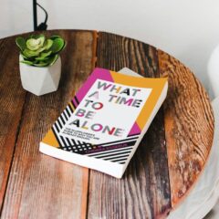O Valor de Estar Só: Lições de “What a Time to Be Alone” de Chidera Eggerue