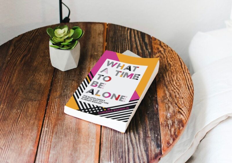 O Valor de Estar Só: Lições de “What a Time to Be Alone” de Chidera Eggerue